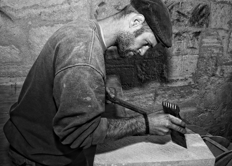 tailleur-pierre-TOURRETTES SUR LOUP-min_man-black-and-white-photography-monument-male-statue-1202231-pxhere.com